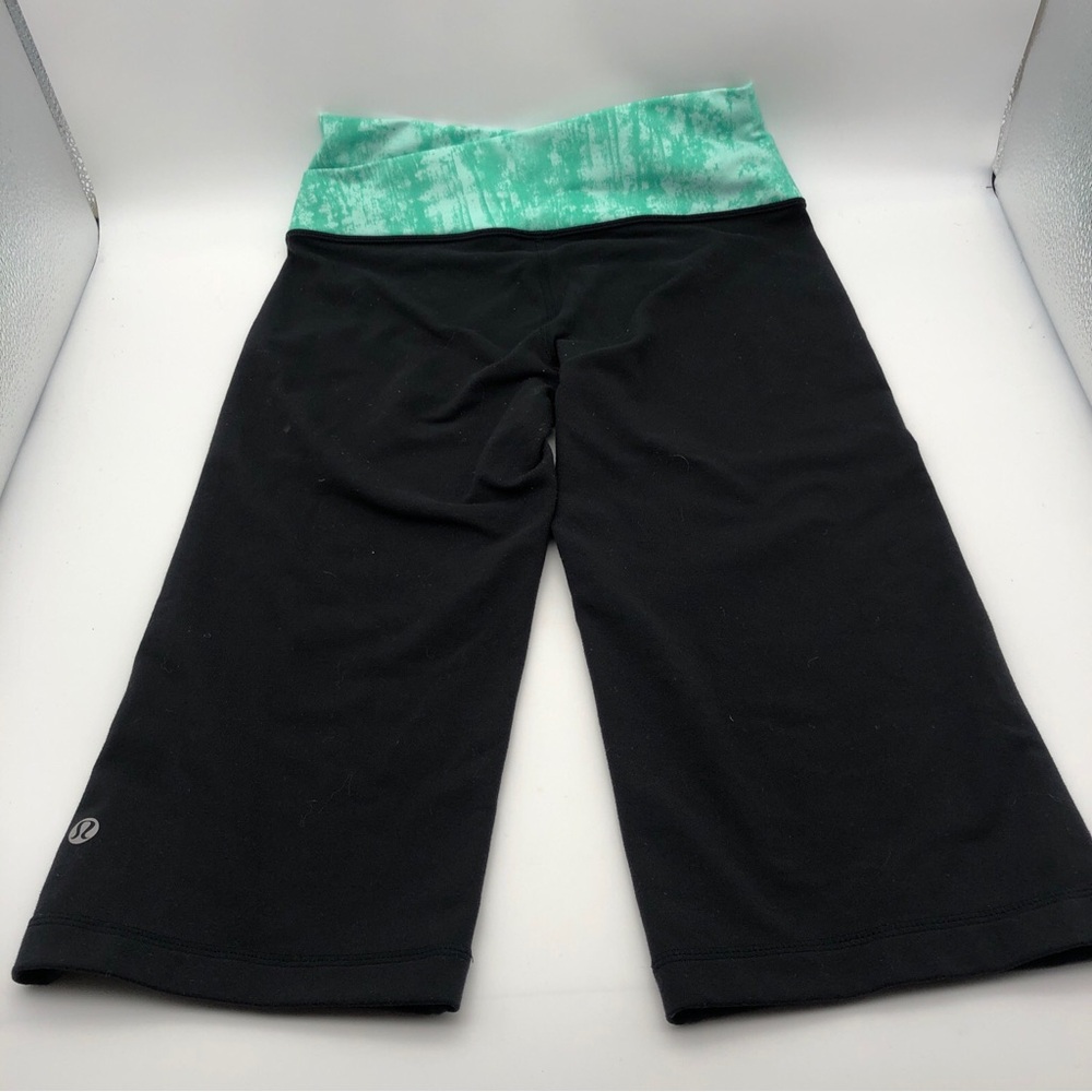 Lululemon Cropped/Capri Leggings  Black w/Layered Green Belt Sz 4